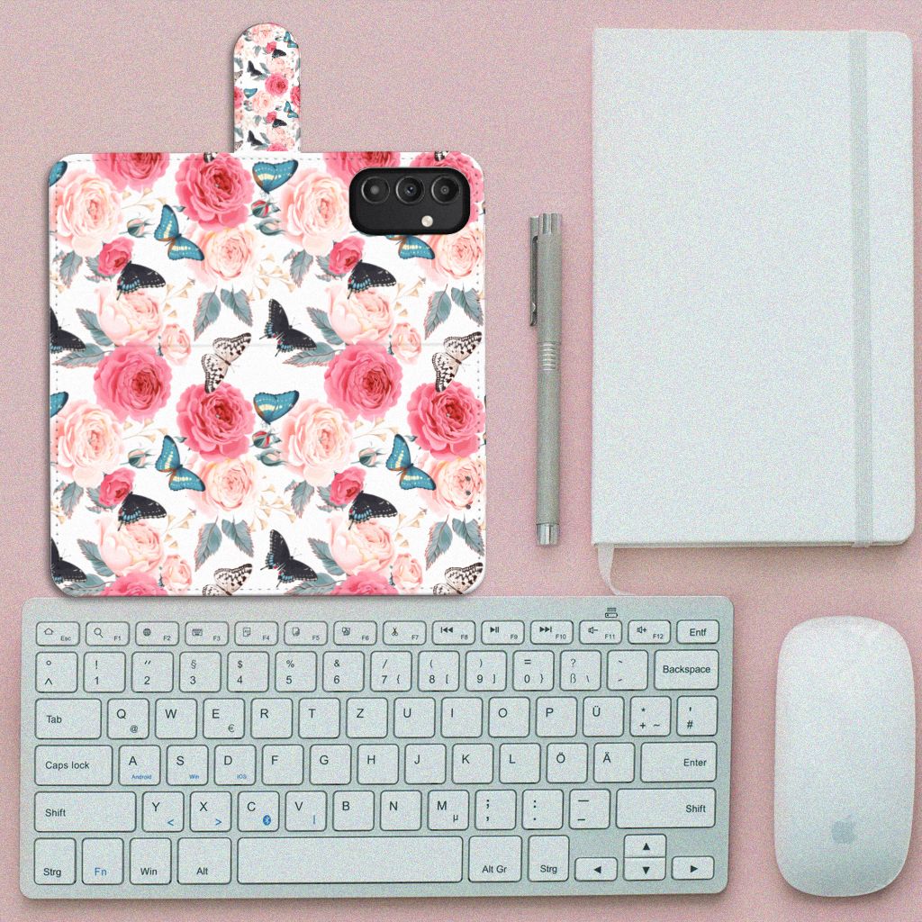 Samsung Galaxy A14 5G Hoesje Butterfly Roses met roze vlinders en rozen op een tafel met accessoires.
