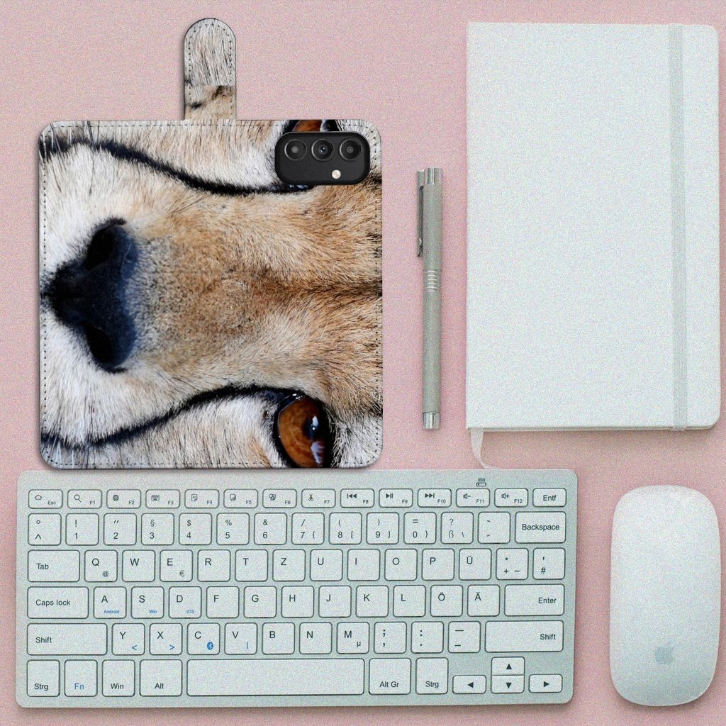 Samsung Galaxy A14 4G Telefoonhoesje met Pasjes Cheetah oppen voor toetsenbord en notitieboek.