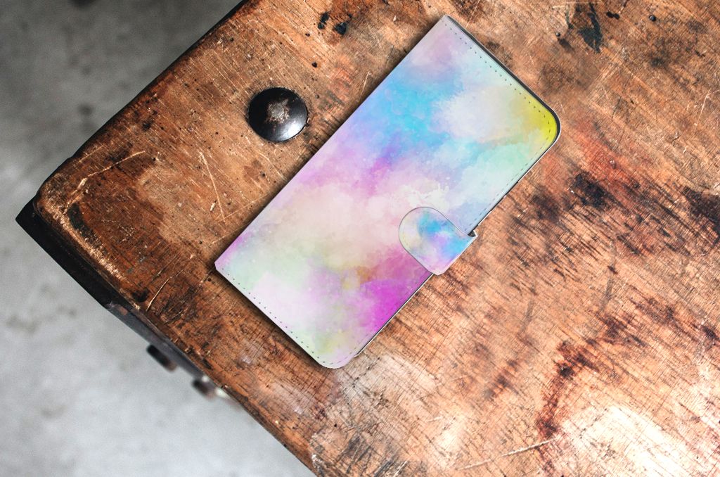 Hoesje Samsung Galaxy Xcover 7 Watercolor Light op houten tafel met pastelkleuren en unieke watercolor ontwerp.