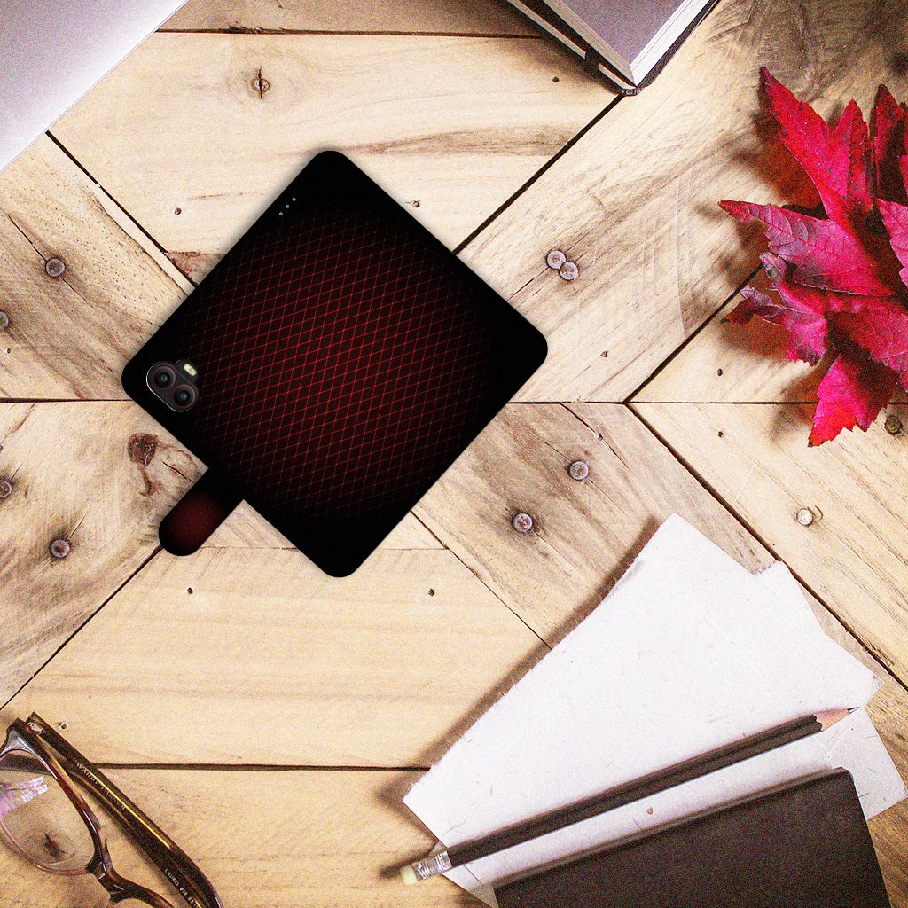 Samsung Galaxy Xcover 6 Pro Telefoon Hoesje Geruit Rood op houten tafel met kantooraccessoires.