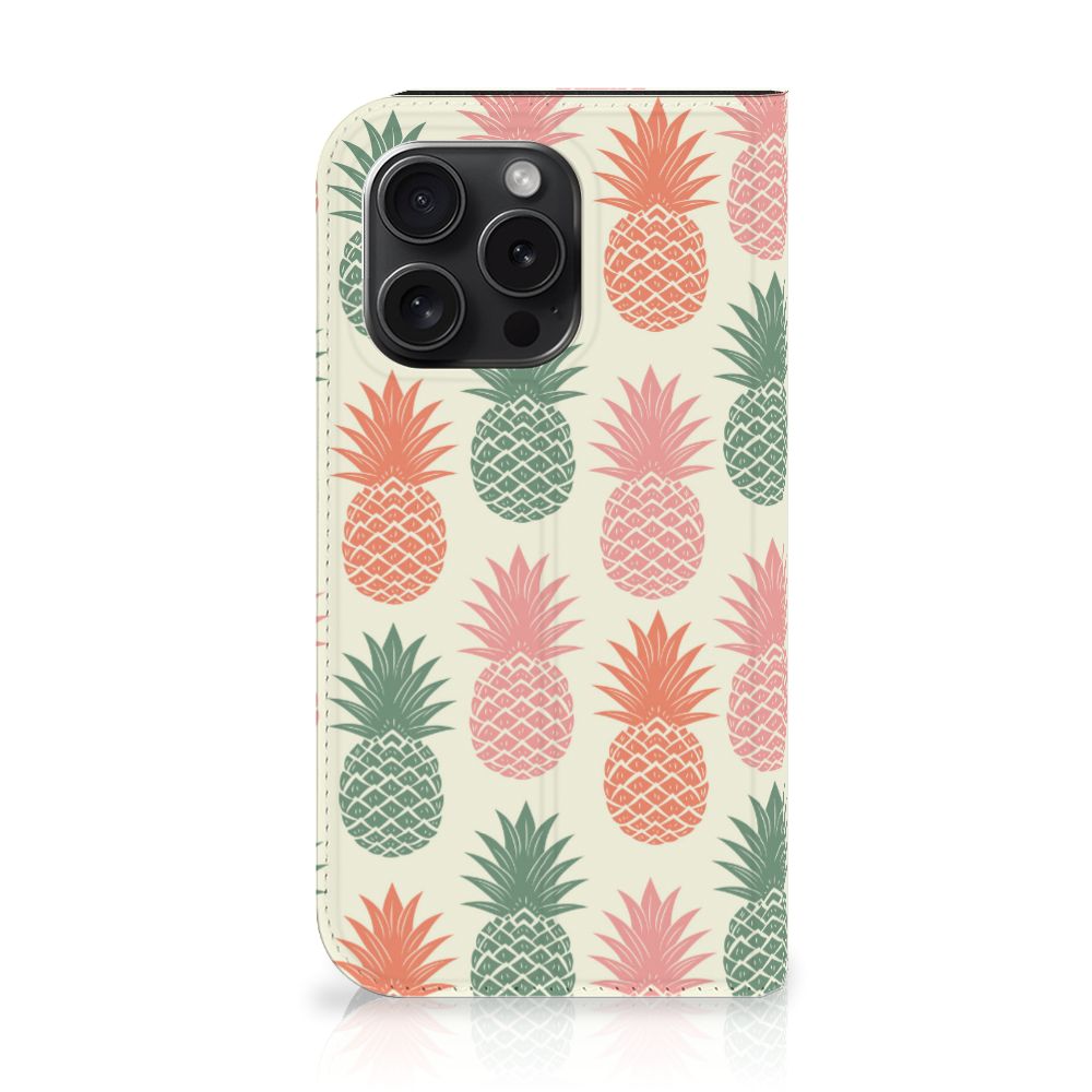 iPhone 15 Pro Flip Style Cover Ananas met kleurrijke ananasprinten 🍍.