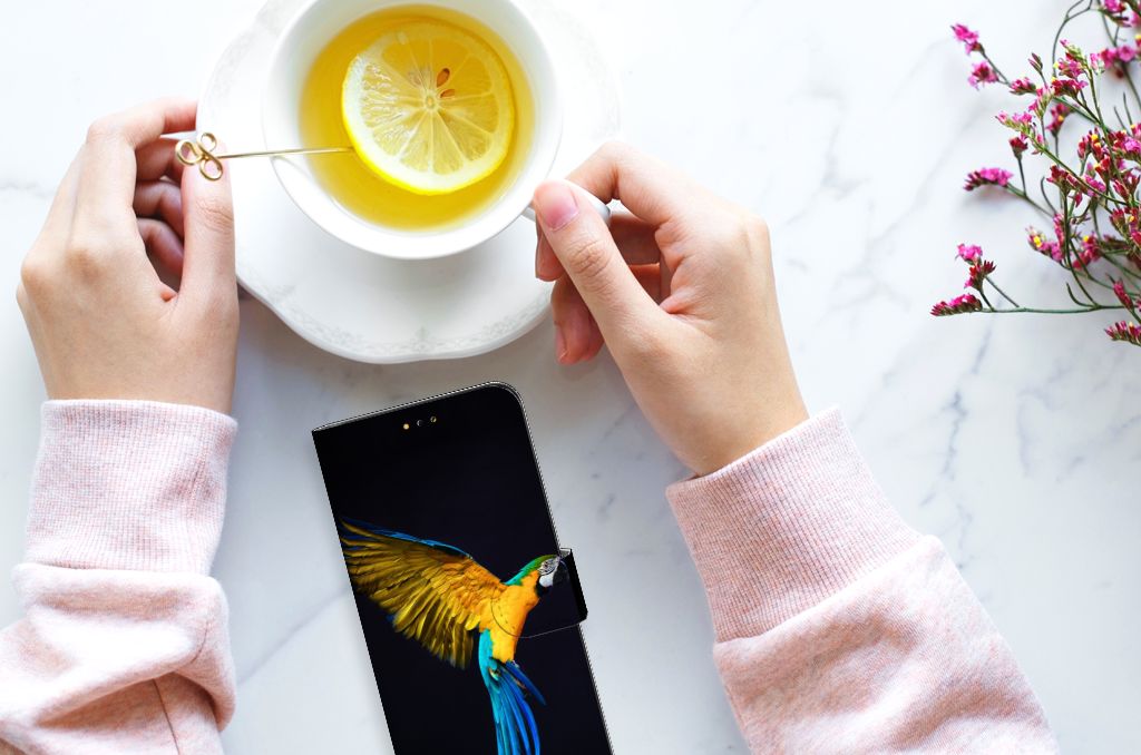 Samsung Galaxy A14 5G Telefoonhoesje met Pasjes Papegaai naast een kopje thee met citroen.