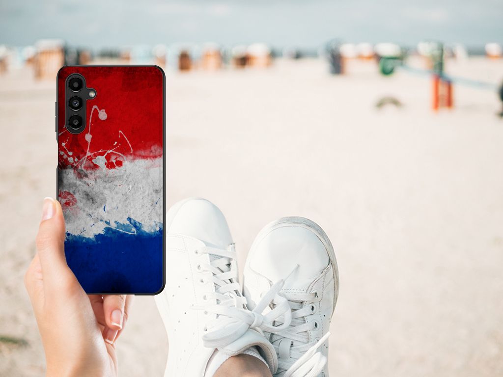 Samsung Galaxy A14 5G Silicone Case Nederland met vlaggen print op een strand met sneakers.
