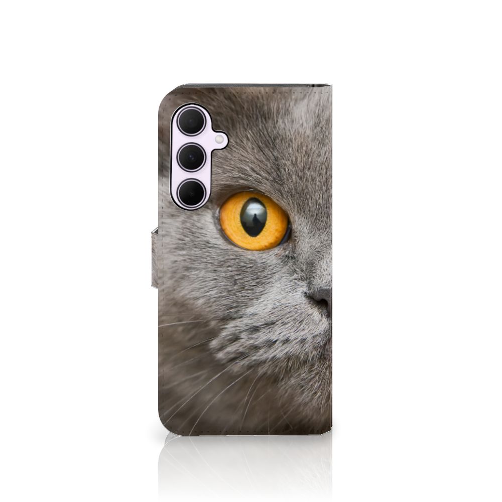 Telefoonhoesje met Pasjes Samsung Galaxy A35 Britse Korthaar met een indrukwekkende grijze kat en felgele ogen.