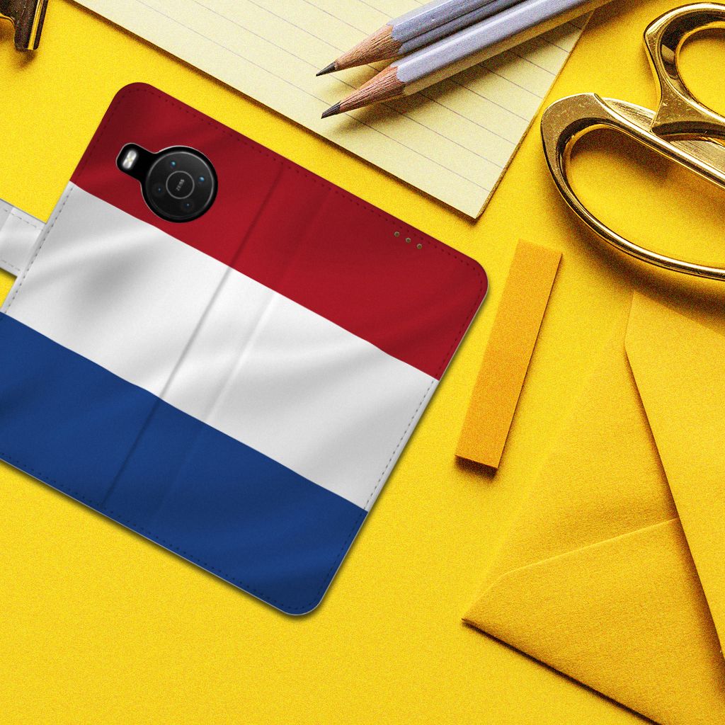 Nokia X10 | Nokia X20 Bookstyle Case Nederlandse Vlag met design van de Nederlandse vlag op een bureau.