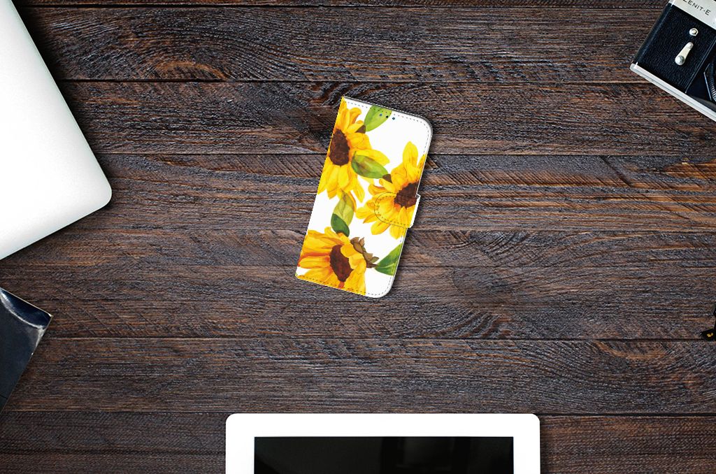 Hoesje voor iPhone 14 Pro Zonnebloemen op een houten tafel met een laptop en tablet.