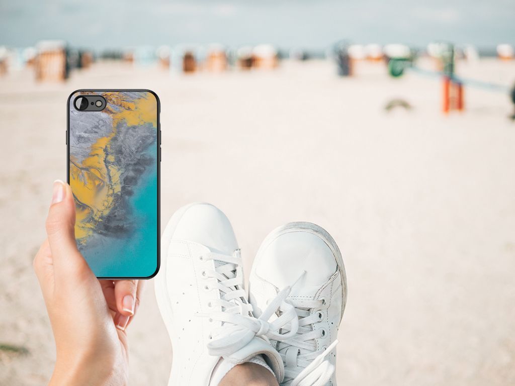 iPhone SE 2022 | SE 2020 | 7/8 Marmeren Print Telefoonhoesje Marble Blue Gold op het strand met sneakers.