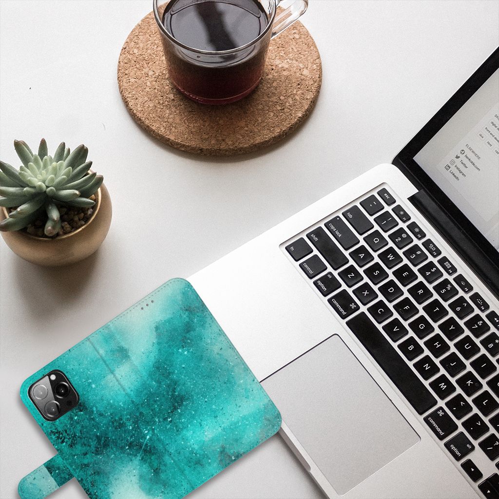 Hoesje iPhone 13 Pro Max Painting Blue op een bureau met laptop en plant.