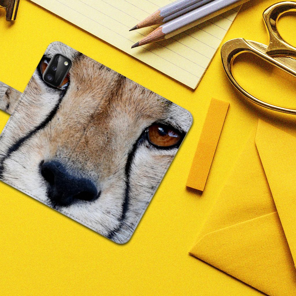 Samsung Galaxy A41 Telefoonhoesje met Pasjes Cheetah op een gele achtergrond met kantoorbenodigdheden.