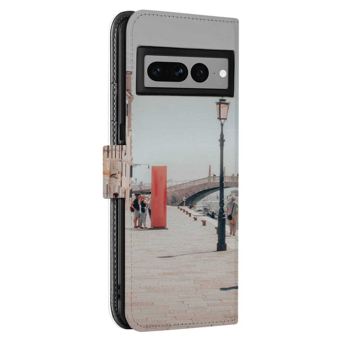 Achterkant van de Pixel 7 Pro bookcase: kade met lantaarnpaal en rode toren, brede uitsparing voor de camerabalk