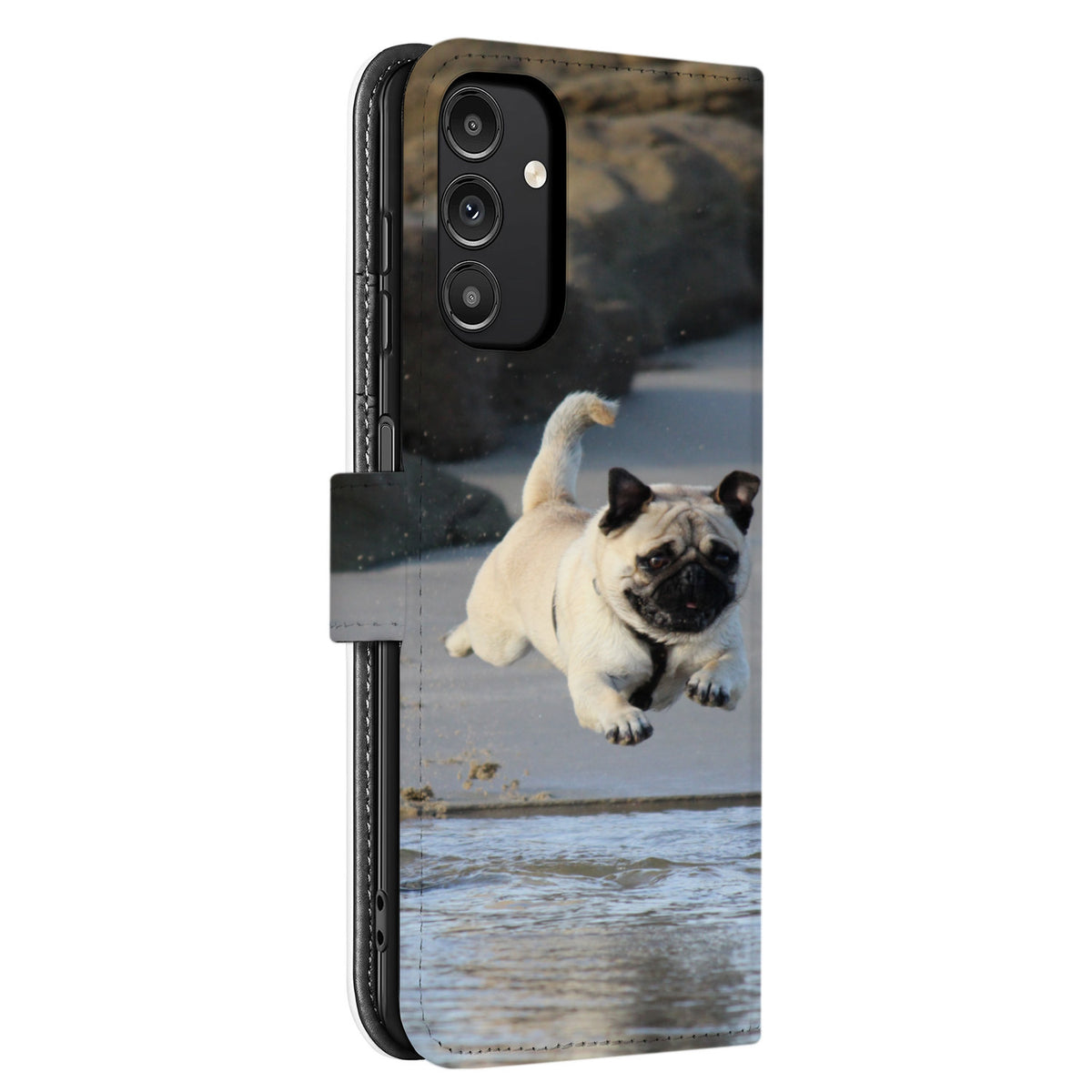 Achterkant van de Galaxy A14 5G bookcase: mopshond rent door ondiep water op het strand, camera-uitsparing linksboven