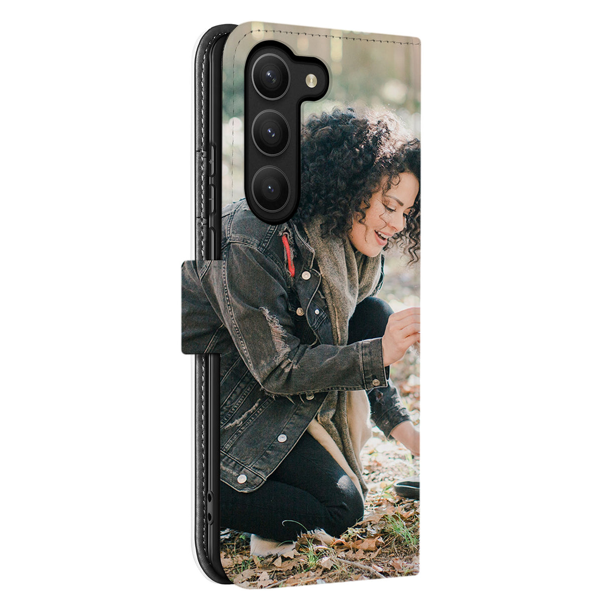 Achterkant van de Galaxy S23 Plus bookcase: lachende vrouw in het herfstbos naast de drie cameralenzen