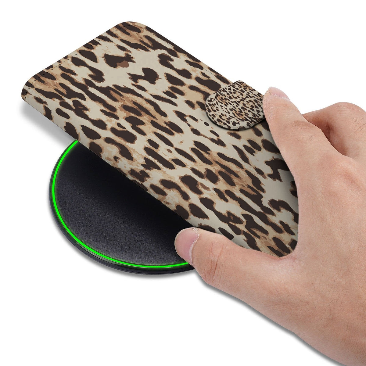 Leopard Bookcase hoesje om de iPhone 18 Pro, vastgehouden in de hand