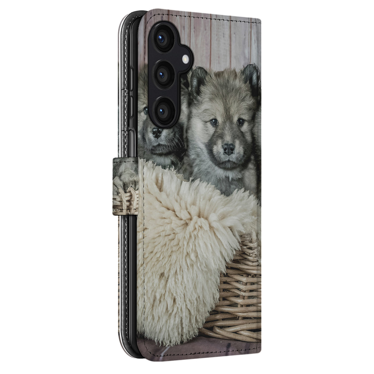 Achterkant van de Galaxy A15 bookcase schuin gezien, met pupsfoto, camera-uitsparing en sluitlipje