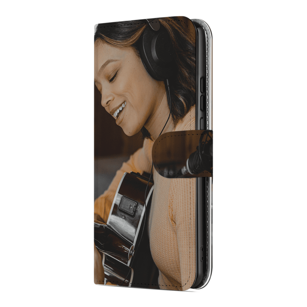 Gesloten Galaxy A25 bookcase met een lachende muzikante met koptelefoon en akoestische gitaar op de voorkant