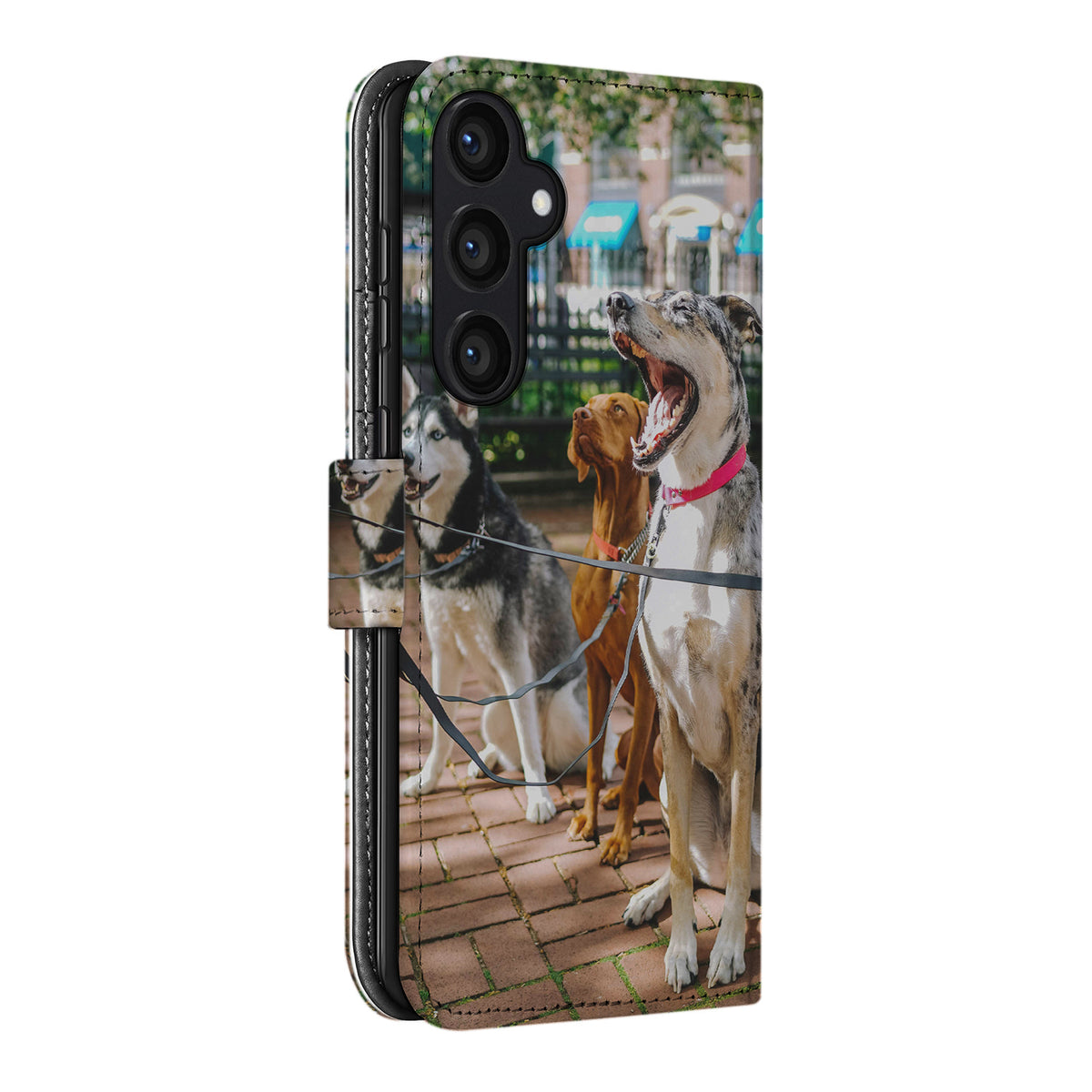 Schuine achterkant van de Galaxy S24 bookcase met honden aan de lijn, camera-uitsparing en sluitlipje
