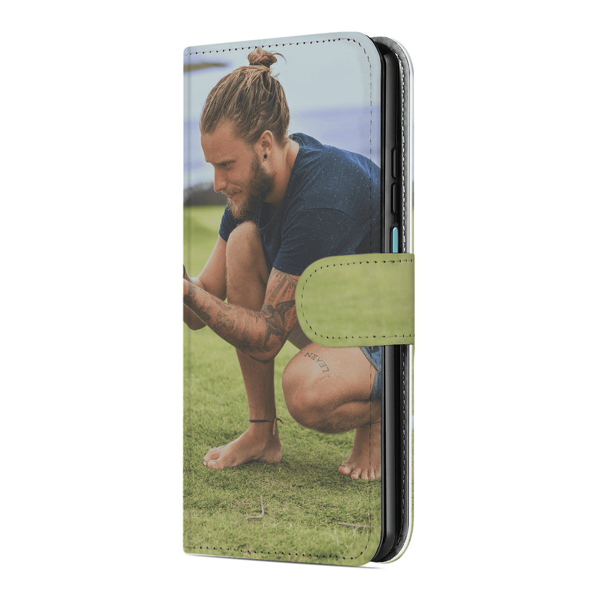 Gesloten Redmi Note 13 5G bookcase, voorkant met een gehurkte man op blote voeten in het gras