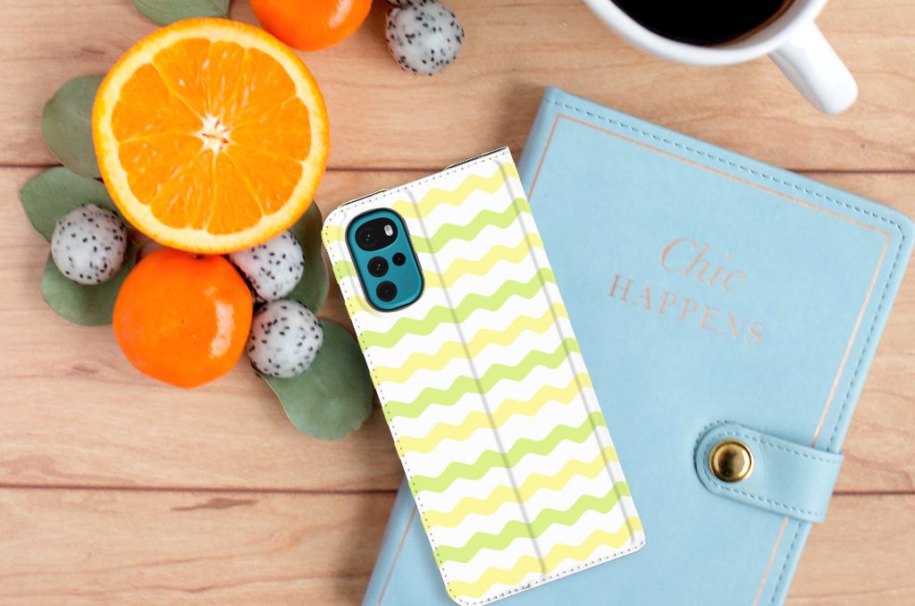 Motorola Moto G22 Hoesje met Magneet Waves Yellow - B2C Telecom