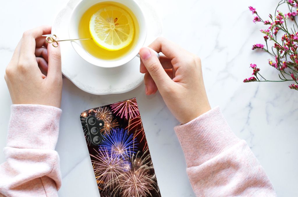 Samsung Galaxy A14 5G Hippe Standcase Vuurwerk met kleurrijke siervuurwerkprint en een kopje thee.