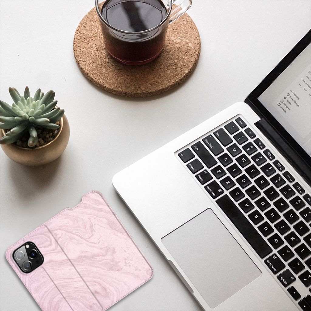 iPhone 14 Pro Standcase Marble Pink - Origineel Cadeau Vriendin op bureau met laptop en planten 🌿.