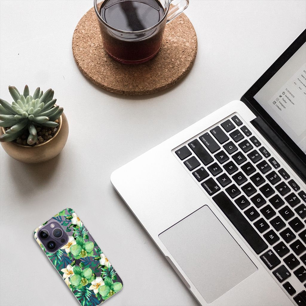 Apple iPhone 14 Pro TPU Case Orchidee Groen op een bureau met een laptop en een plant