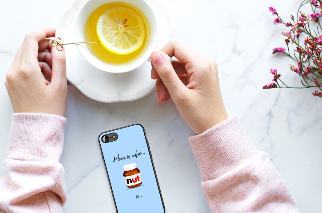 iPhone SE 2022 | SE 2020 | 7/8 Back Cover Hoesje Nut Home met een hand die een kopje thee vasthoudt.