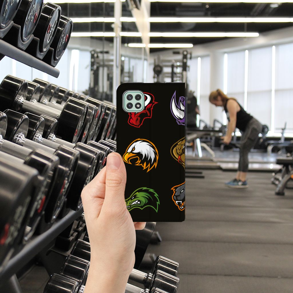 Samsung Galaxy A22 5G Magnet Case Cartoon met kleurrijke cartoon logo's in de sportschool.