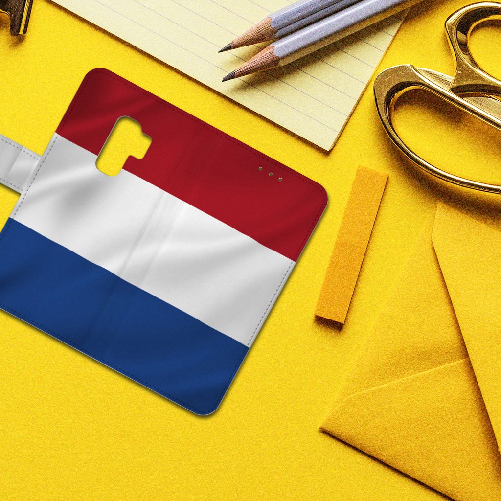 Samsung Galaxy S9 Plus Bookstyle Case Nederlandse Vlag op een gele ondergrond met kantoorbenodigdheden.