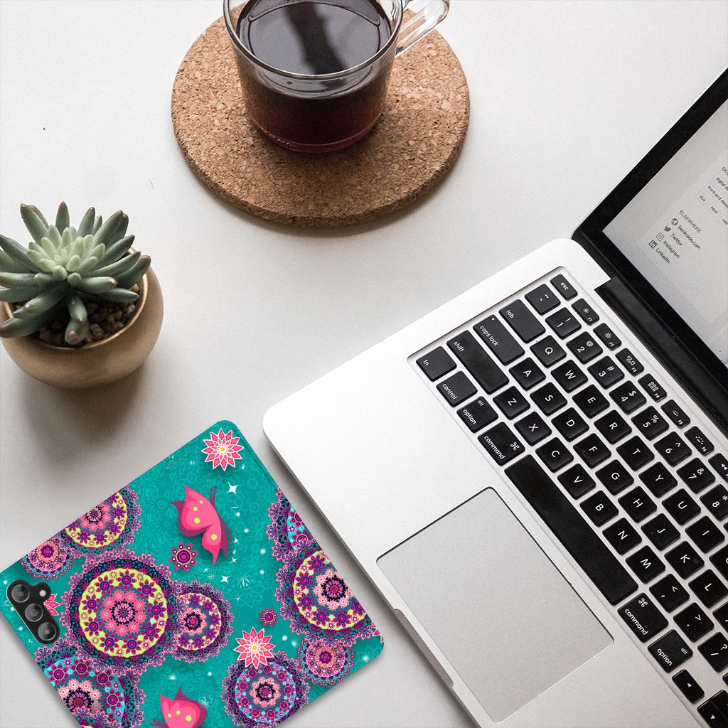 Samsung Galaxy A14 5G Bookcase Cirkels en Vlinders op een bureau met laptop en plant.