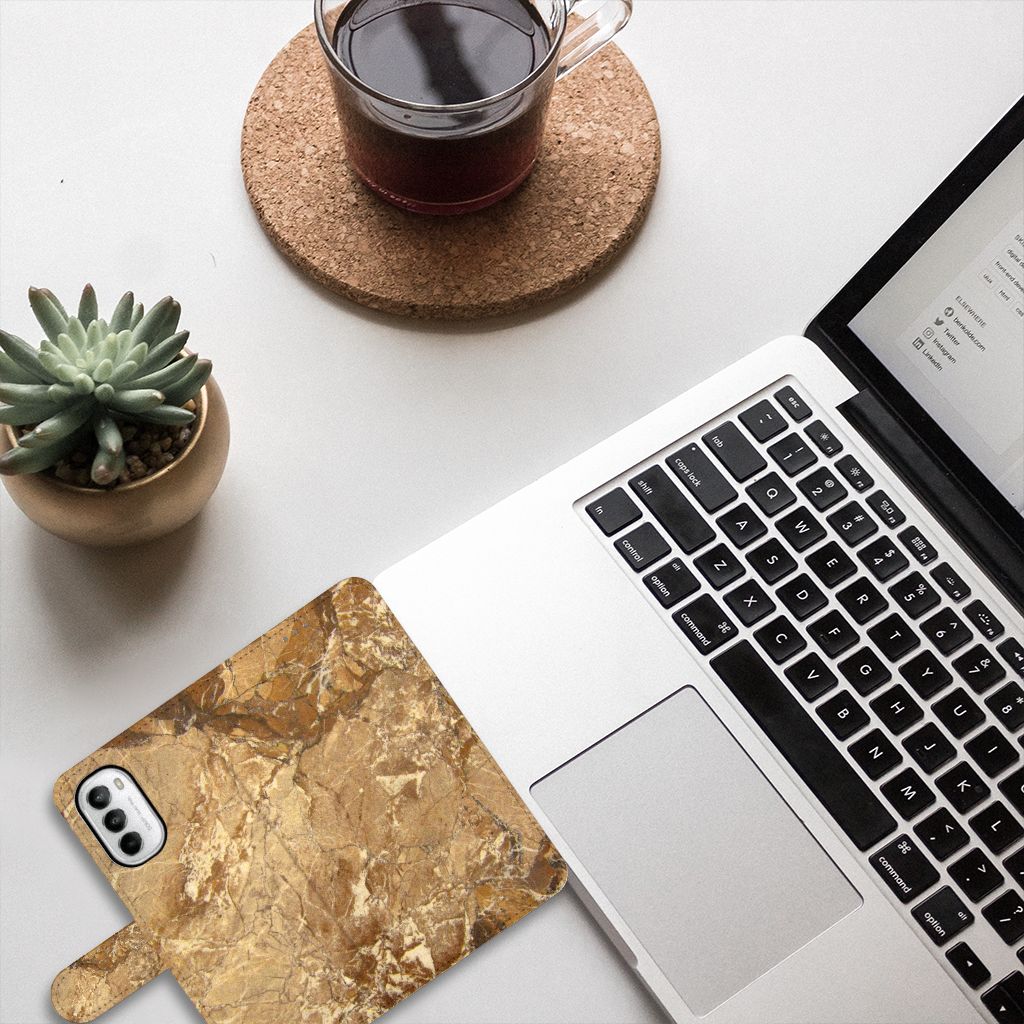 Motorola Moto G52 | Moto G82 Bookcase Marmer Creme op een bureau met laptop en planten.