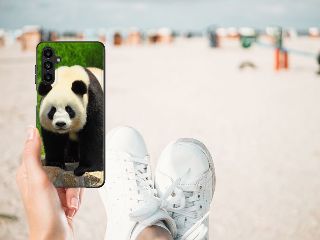 Samsung Galaxy A14 5G Dierenprint Telefoonhoesje Panda met een panda afbeelding op het strand.