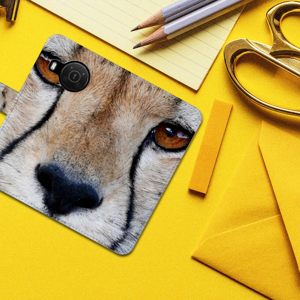 Nokia X10 | Nokia X20 Telefoonhoesje met Pasjes Cheetah close-up van een cheeta op een gele achtergrond.