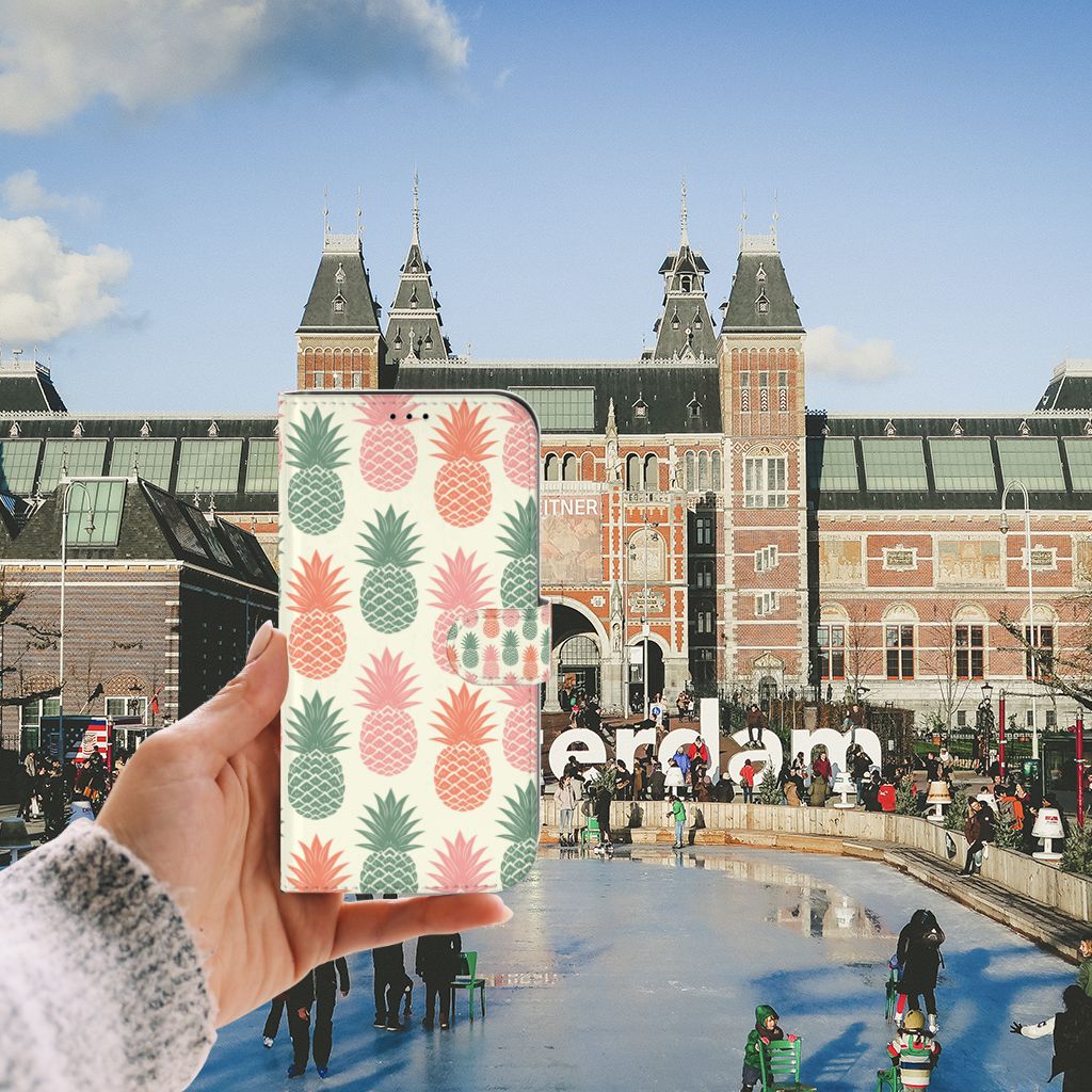 iPhone 13 Pro Max Book Cover Ananas met vrolijke ananasdesign in Amsterdam achtergrond.