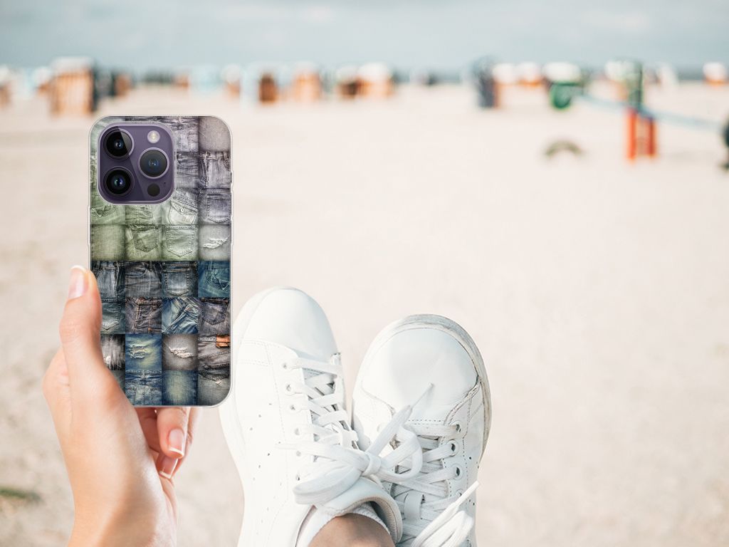 Silicone Back Cover Apple iPhone 14 Pro Spijkerbroeken in hand met sneakers op het strand