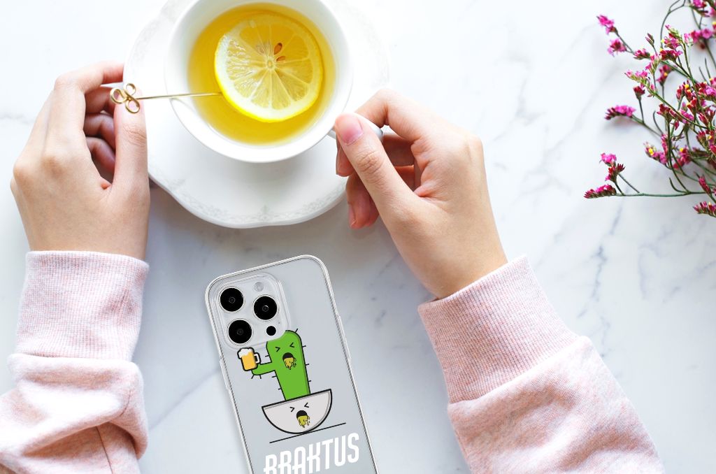 iPhone 15 Pro Max Telefoonhoesje met Naam Braktus met cactus print en een kopje thee met citroen 🍋.