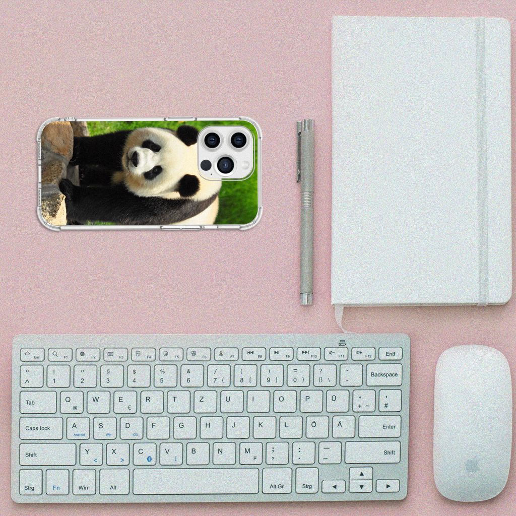 iPhone 13 Pro Max Case Anti-shock Panda op een bureau met toetsenbord en notitieboek.
