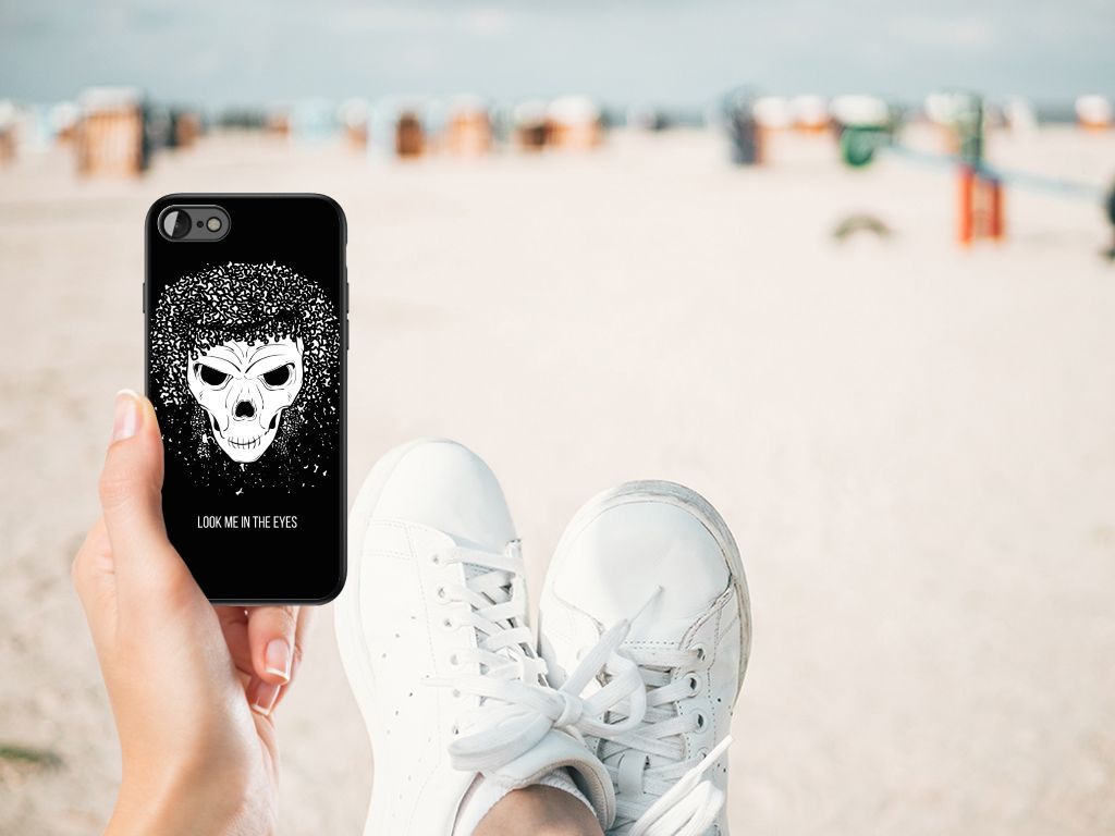 Telefoonhoesje iPhone SE 2022 | SE 2020 | 7/8 Skull Hair op een hand, met een strand op de achtergrond.