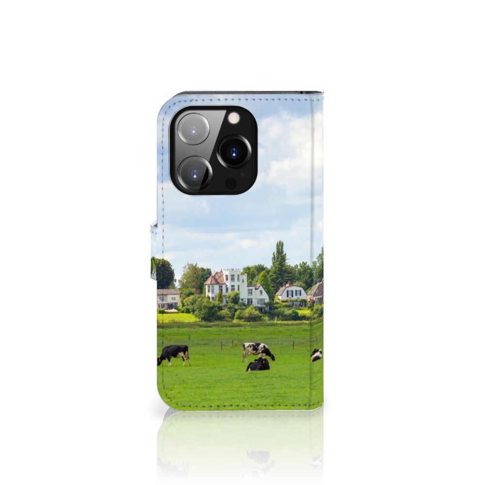iPhone 14 Pro Telefoonhoesje met Pasjes Koeien, met grazende koeien en een groene achtergrond 🌾