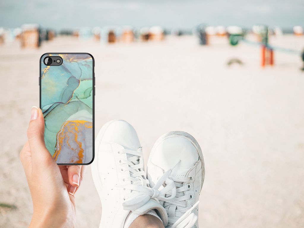 Kleurrijke Telefoonhoesje voor iPhone SE 2022 | SE 2020 | 7/8 Watercolor Mix op het strand met sneakers.