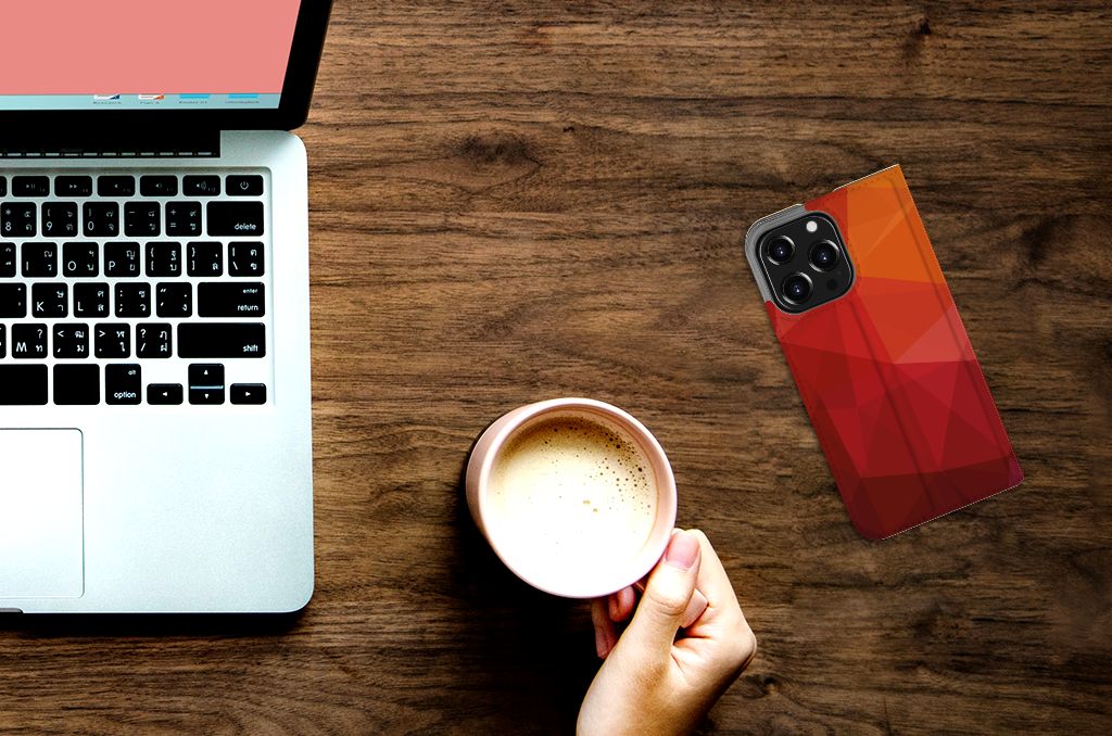 Stand Case voor iPhone 13 Pro Polygon Red op een bureau met laptop en koffie ☕.