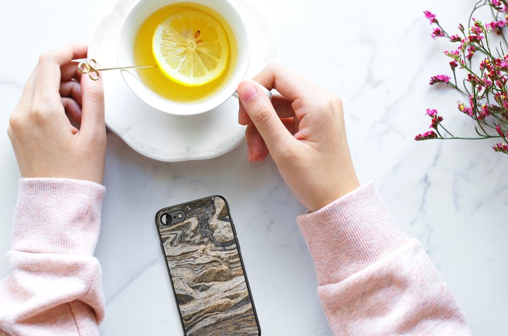 iPhone SE 2022 | SE 2020 | 7/8 Marmeren Print Telefoonhoesje Steen met een hand en een kopje thee.