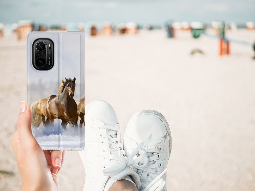 Xiaomi Mi 11i | Poco F3 Hoesje maken Paarden met een paardendesign op het strand.