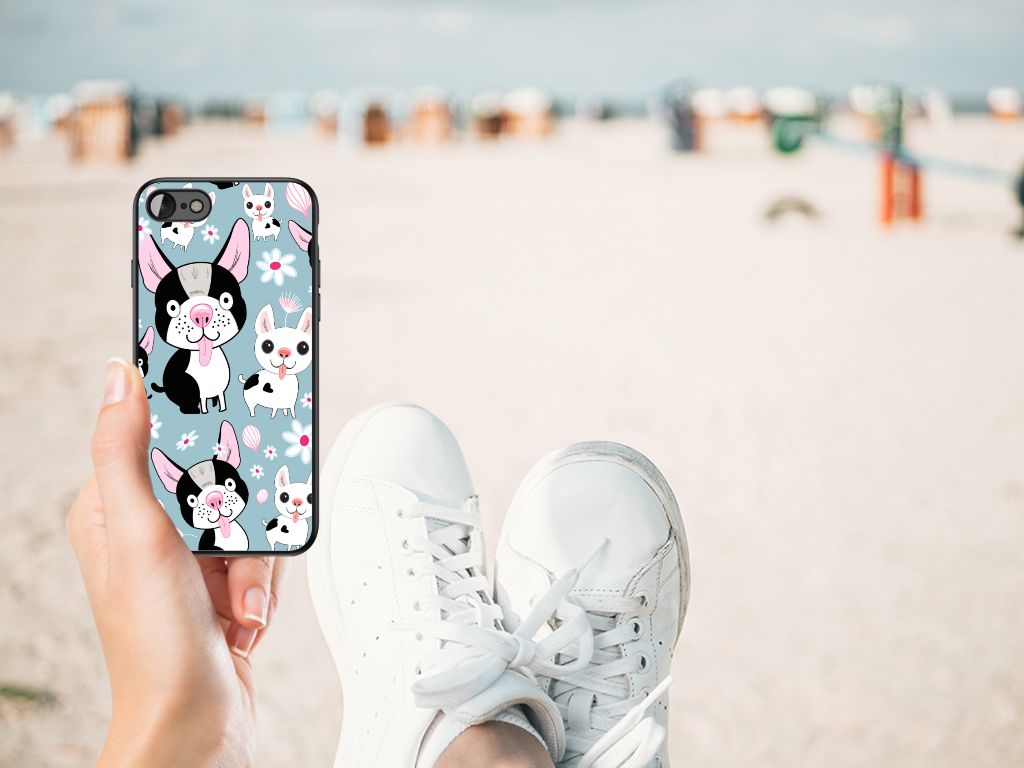 iPhone SE 2022 | SE 2020 | 7/8 Dierenprint Telefoonhoesje Hondjes met kleurrijke hondenprint op een strand achtergrond.