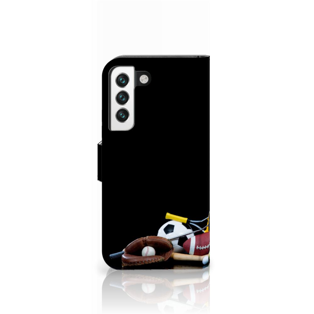 Samsung Galaxy S22 Wallet Case met Pasjes Sports met sportuitrusting zoals voetballen en tennisrackets.