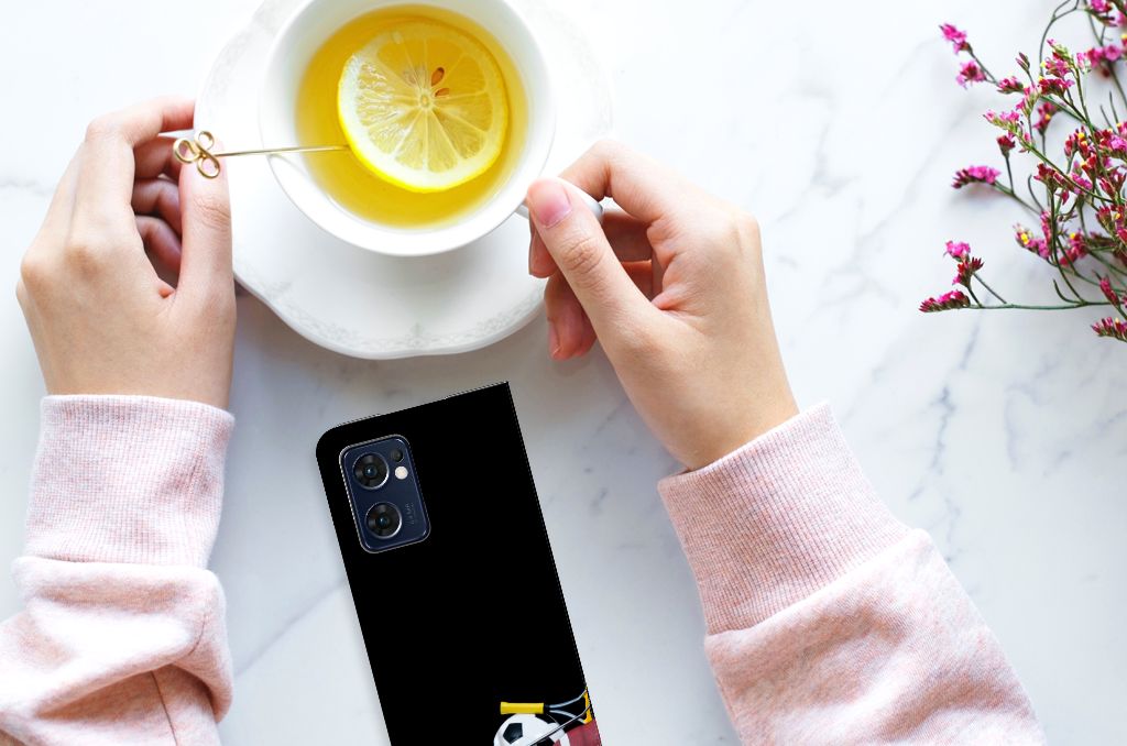 OPPO Find X5 Lite | Reno7 5G Hippe Standcase Sports met sportdesign op tafel naast een kopje thee met citroen.