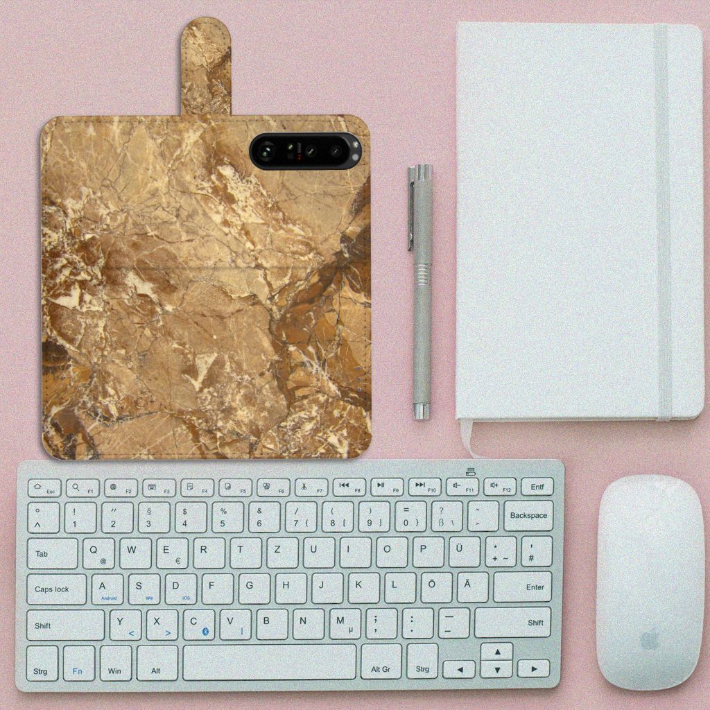 Sony Xperia 1 III Bookcase Marmer Creme met marmerpatroon op een bureautafel met accessoires.