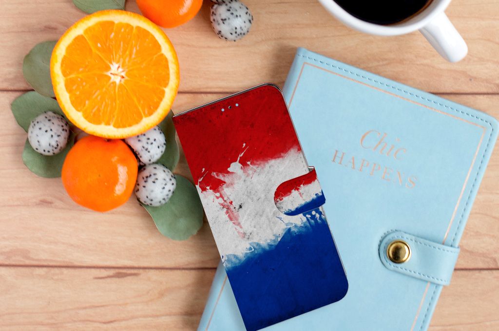 OPPO Reno8 Pro Bookstyle Case Nederland met artistieke Nederlandse vlag op tafel met fruit en een notitieboekje.