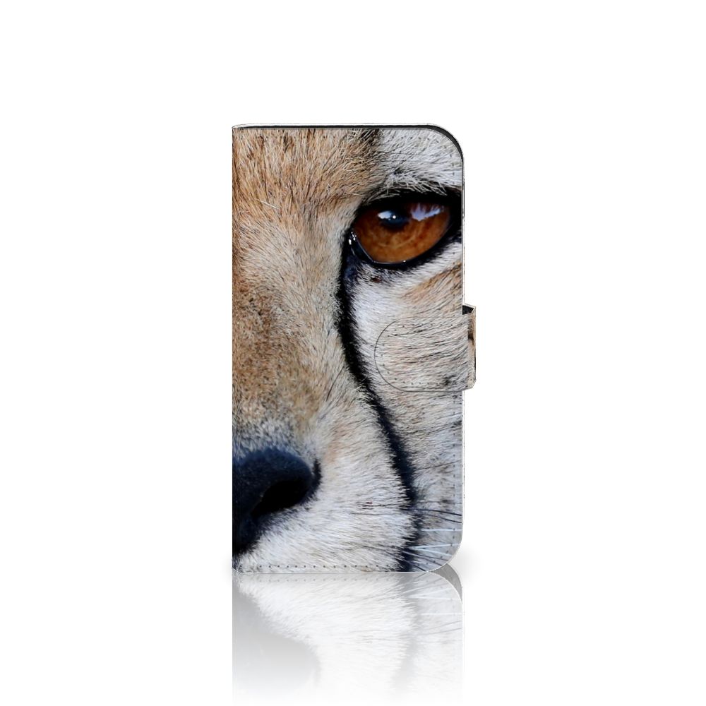 iPhone 15 Pro Telefoonhoesje met Pasjes Cheetah close-up van cheeta gezicht op een telefoonhoesje.