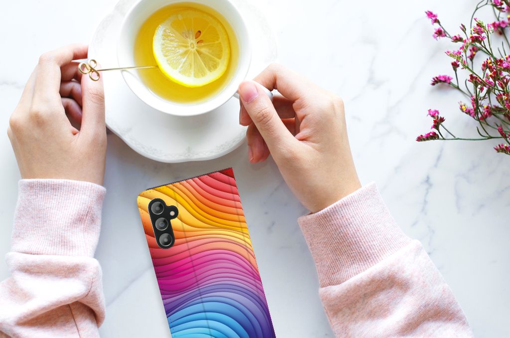 Stand Case voor Samsung Galaxy A14 5G Regenboog met kleurrijk design en een mok thee.