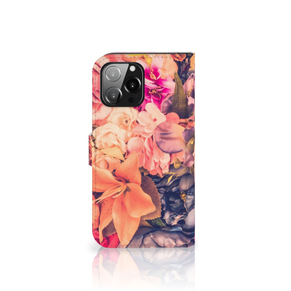iPhone 13 Pro Max Hoesje Bosje Bloemen met kleurrijke bloemenprint en ruimte voor 3 pasjes 🌸